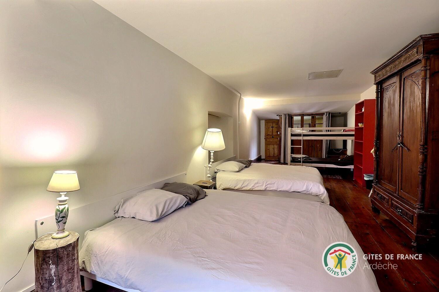 Chambre Le Petit Dortoir avec deux lits en 160 et lit superposé avec deux couchages 90 photo 13