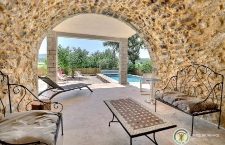 G&icirc;te n&deg;211711 Saint-Andr&eacute;-de-Cruzi&egrave;res - Ard&egrave;che - Voute qui vous permettra de vous mettre &agrave; la fraiche avec vue directe sur la piscine.