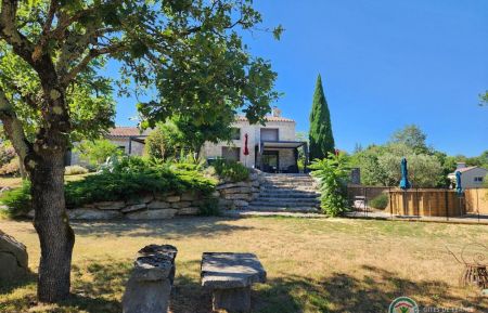 Belle villa indépendante dans un grand jardin paysager ombragé avec piscine hors sol privée, terrain de pétanque et portique enfants Gîte n°115728 Labeaume - Ardèche - Belle villa indépendante dans un grand jardin paysager ombragé avec piscine hors sol privée, terrain de pétanque et portique enfants