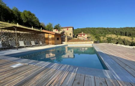 les maisons vue de la piscine Gîte n°114706 Labatie-d'Andaure - Ardèche - les maisons vue de la piscine