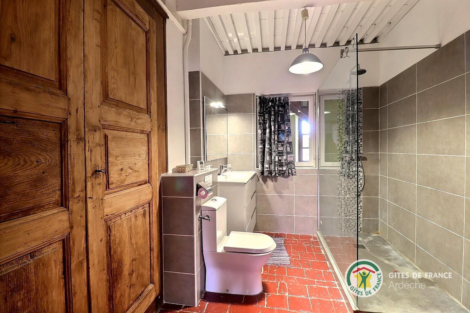 Chambre La Surveillante - salle d'eau avec douche à l'italienne photo 10
