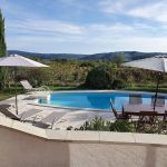 Piscine avec salon de jardin et transats