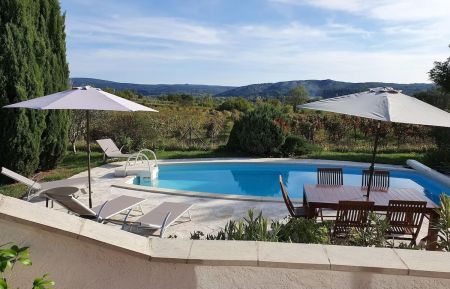 G&icirc;te n&deg;330752 Vallon-Pont-d'Arc - Ard&egrave;che - Piscine avec salon de jardin et transats
