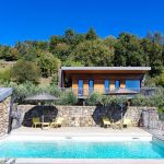 Le g&icirc;te, sa piscine privative et son environnement naturel