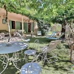 Joli jardin clos ombrag&eacute;, avec terrasse couverte dans le coeur du village