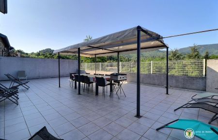 Grande terrasse de 100 m2 avec vue sur la nature ! Gîte n°107702 Jaujac - Ardèche - Grande terrasse de 100 m2 avec vue sur la nature !