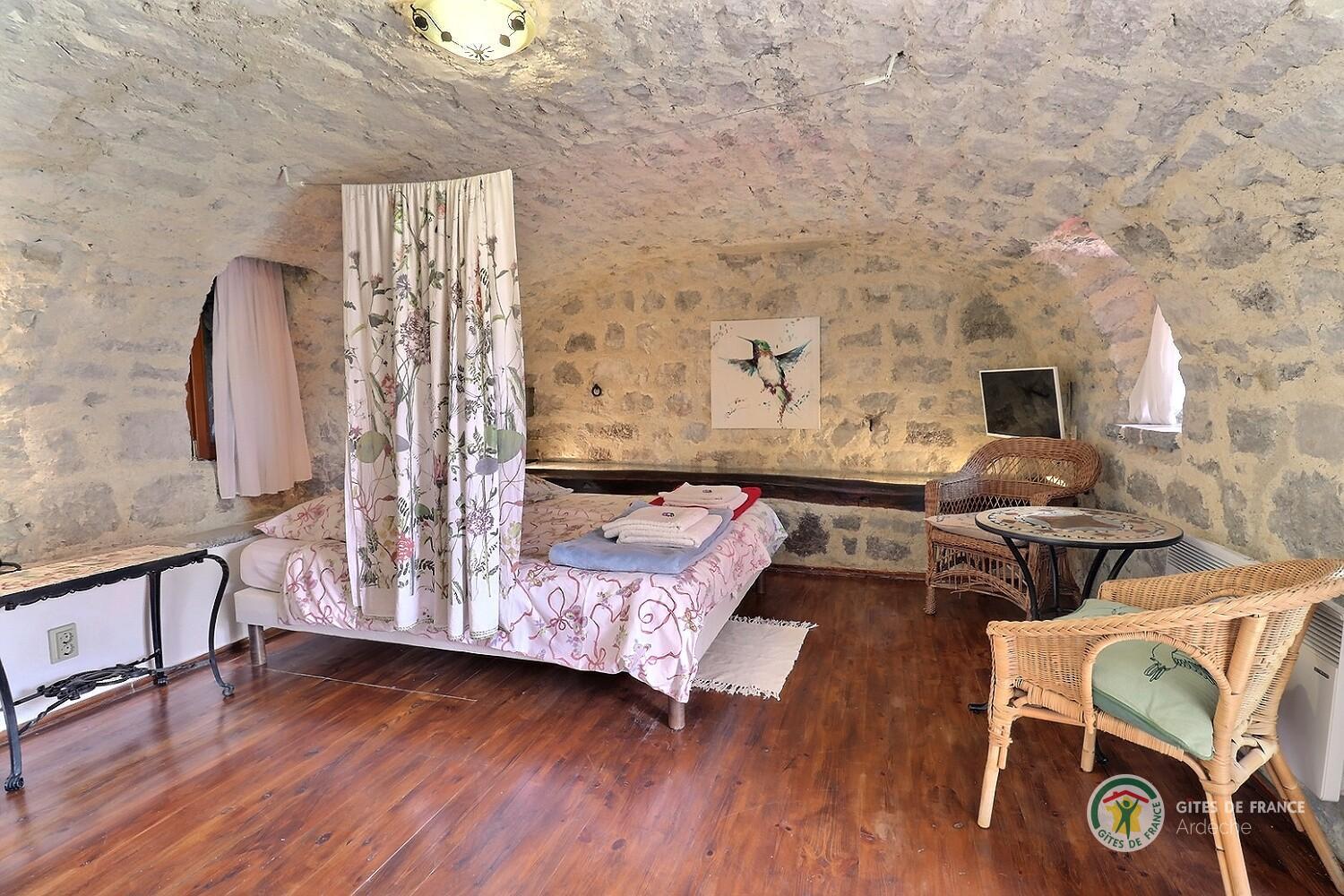 Chambre avec lit en 140, TV et penderie photo 17