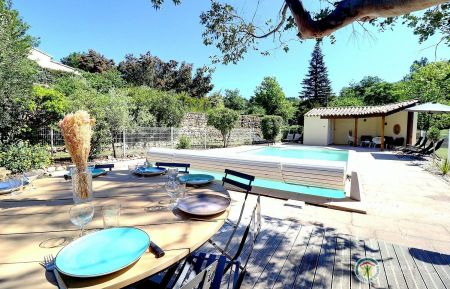 G&icirc;te n&deg;199724 Rosi&egrave;res - Ard&egrave;che - Profitez de la terrasse pour un repas pr&egrave;s de la piscine !