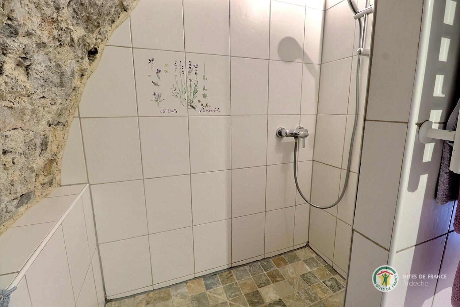 Salle d'eau avec douche et toilette de la chambre Jardin photo 31