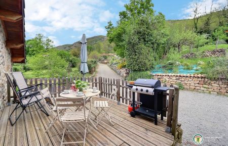 Salon de jardin, fauteuils relax et barbecue, l'essentiel pour de belles soirées d'été ! Gîte n°322041 Thueyts - Ardèche - Salon de jardin, fauteuils relax et barbecue, l'essentiel pour de belles soirées d'été !
