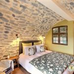 Lit en 160 dans la chambre climatis&eacute;e