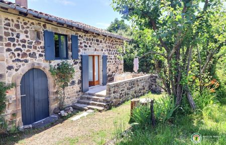 L'entrée du gîte depuis sa terrasse Gîte n°315711 Jaujac - Ardèche - L'entrée du gîte depuis sa terrasse