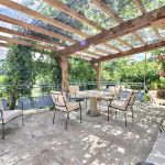 La terrasse avec vue sur la nature, la piscine, le terrain commun La terrasse avec vue sur la nature, la piscine, le terrain commun