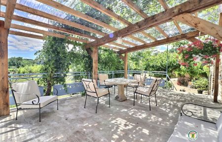 La terrasse avec vue sur la nature, la piscine, le terrain commun Gîte n°343715 Vinezac - Ardèche - La terrasse avec vue sur la nature, la piscine, le terrain commun