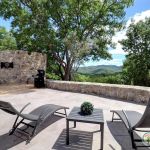 Superbe vue plein sud de la terrasse et de l'int&eacute;rieur du g&icirc;te