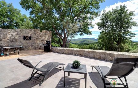 Superbe vue plein sud de la terrasse et de l'intérieur du gîte Gîte n°207748 Saint-Alban-Auriolles - Ardèche - Superbe vue plein sud de la terrasse et de l'intérieur du gîte