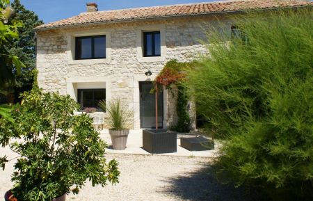 G&icirc;te n&deg;291704 Saint-Rem&egrave;ze - Ard&egrave;che - une pergolla et une terrasse ensoleill&eacute;e 