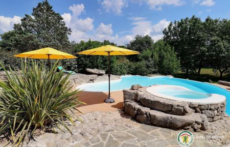 G&icirc;te n&deg;115713 Labeaume - Ard&egrave;che - Lagon dans son &eacute;crin de roches